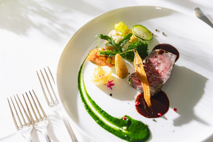 さいたま市の結婚式場アネーリ大宮。自然光に映える特選牛と旬野菜のメインディッシュ。五感で楽しむ極上フレンチで、ゲストへ感謝を伝えるおもてなし。