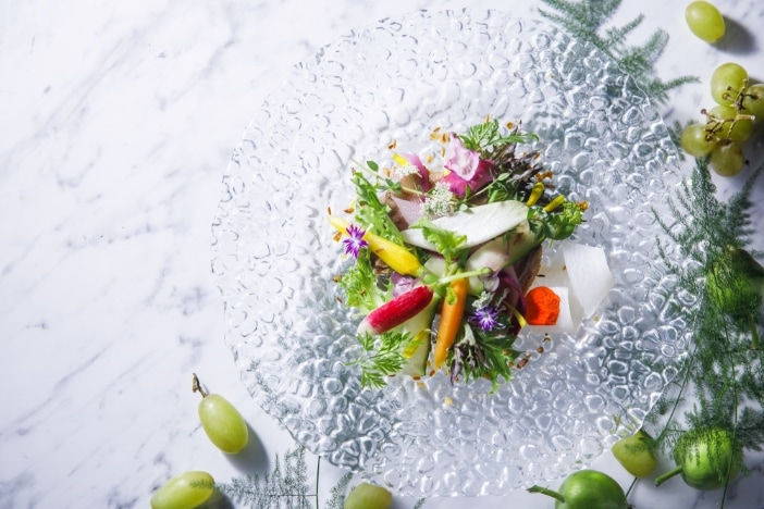 さいたま市の結婚式場アネーリ大宮。ガラスの器に映える彩り豊かな旬野菜のオードブル。祝宴の始まりを告げる、目にも鮮やかな極上の一皿。