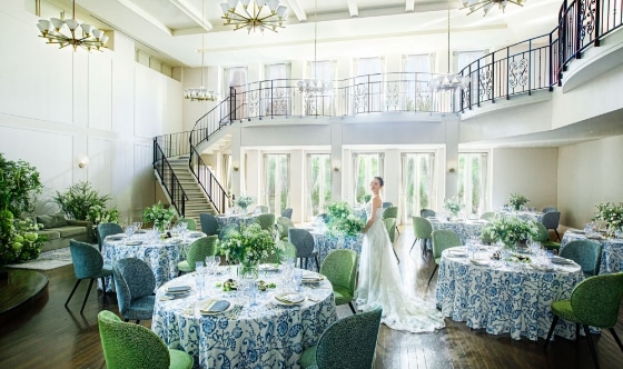 さいたま市の結婚式場アネーリ大宮。自然光が注ぐ白亜の披露宴会場。憧れの大階段と爽やかな青と緑のコーディネートが映える。