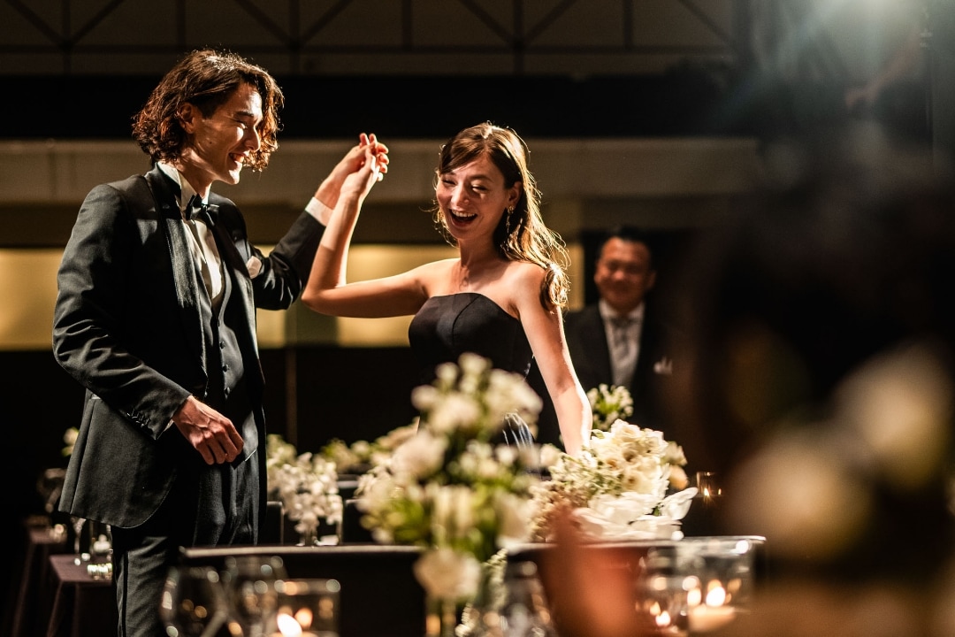 さいたま市の結婚式場アネーリ大宮。ブラックドレスの花嫁と新郎が最高の笑顔でダンスを披露。キャンドルの光に包まれたナイトウェディング。