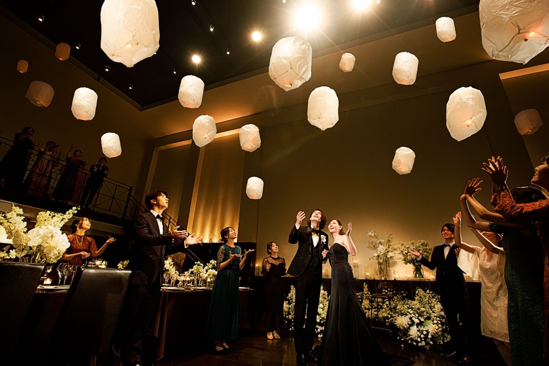 さいたま市の結婚式場アネーリ大宮。無数のランタンが舞う、天井高の会場でのナイトウェディング。ゲスト参加型演出が感動的な、幻想的な披露宴風景。