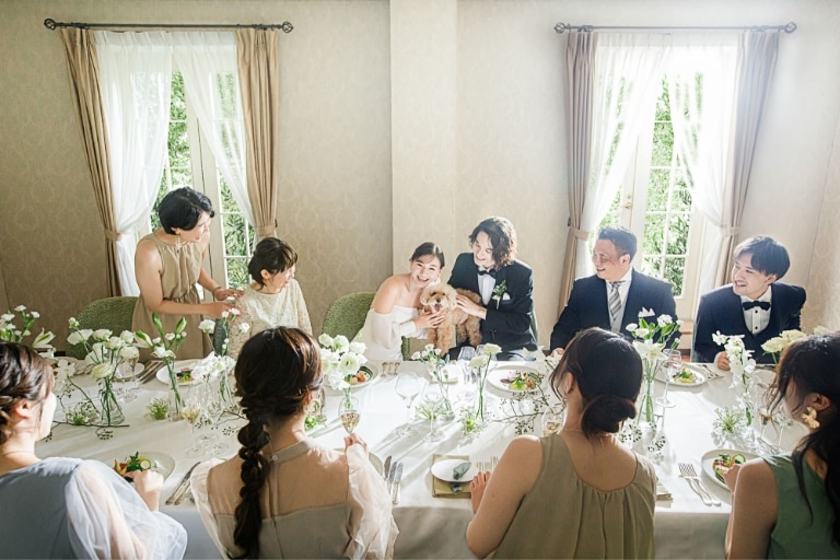さいたま市の結婚式場アネーリ大宮。愛犬も参加する少人数の食事会ウェディング。自然光が包む会場で、ゲストとペットが笑顔で過ごすアットホームなひととき。