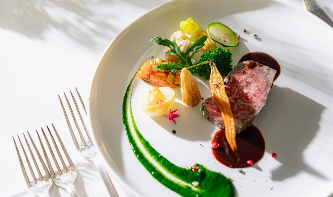 さいたま市の結婚式場アネーリ大宮。特選牛と彩り野菜が美しいメインディッシュ。五感で味わう極上フレンチで、ゲストへ感謝を伝える最高のおもてなし。