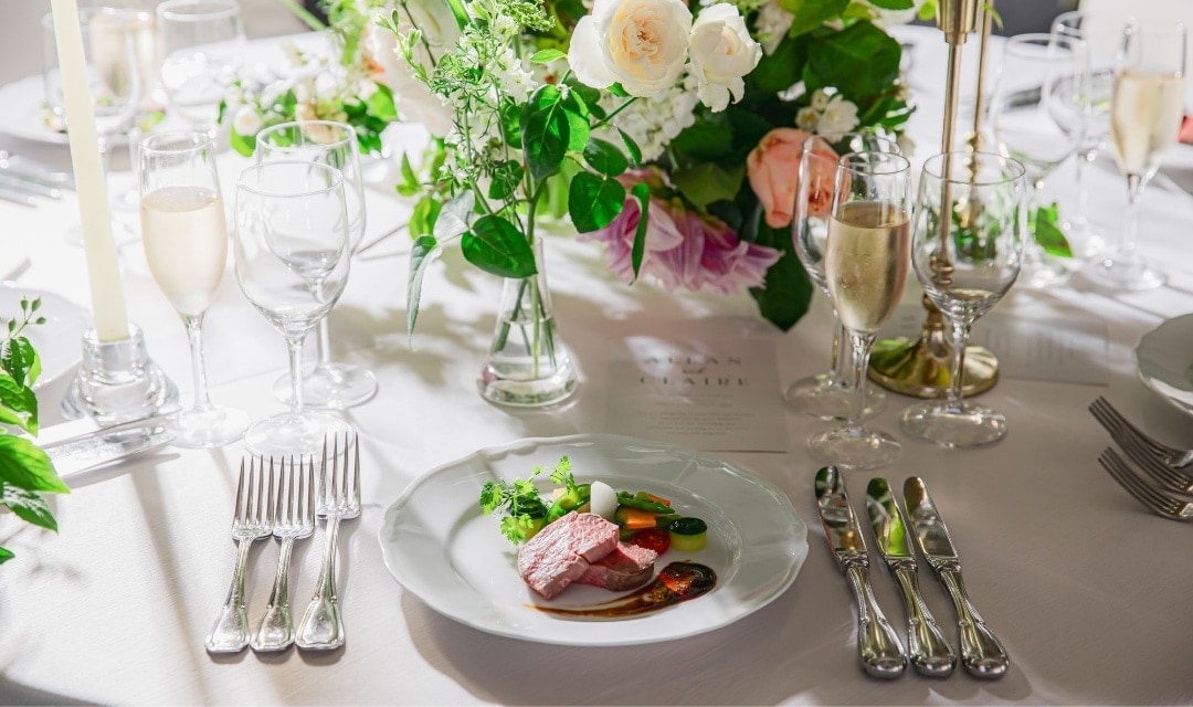 さいたま市の結婚式場アネーリ大宮。自然光が注ぐテーブルで、華やかな装花と共に味わう婚礼料理のメインディッシュ。五感で楽しむ美食のおもてなし。