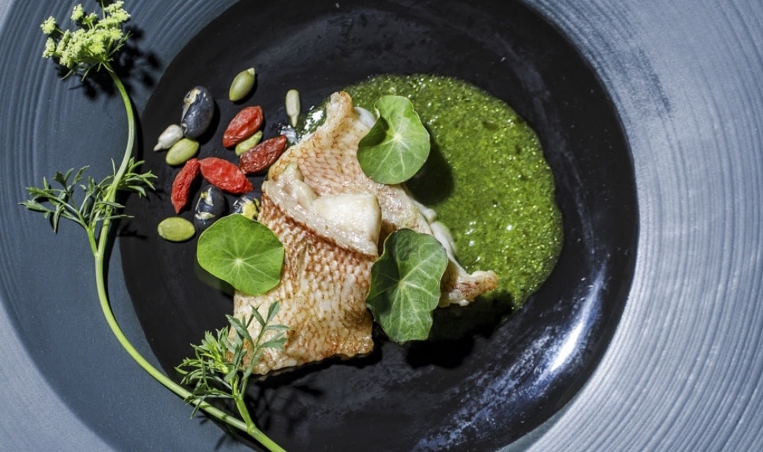 さいたま市の結婚式場アネーリ大宮。皮目を香ばしく焼き上げた鮮魚のポワレと彩り豊かな付け合わせ。五感で味わう美食が、祝宴を華やかに彩る。