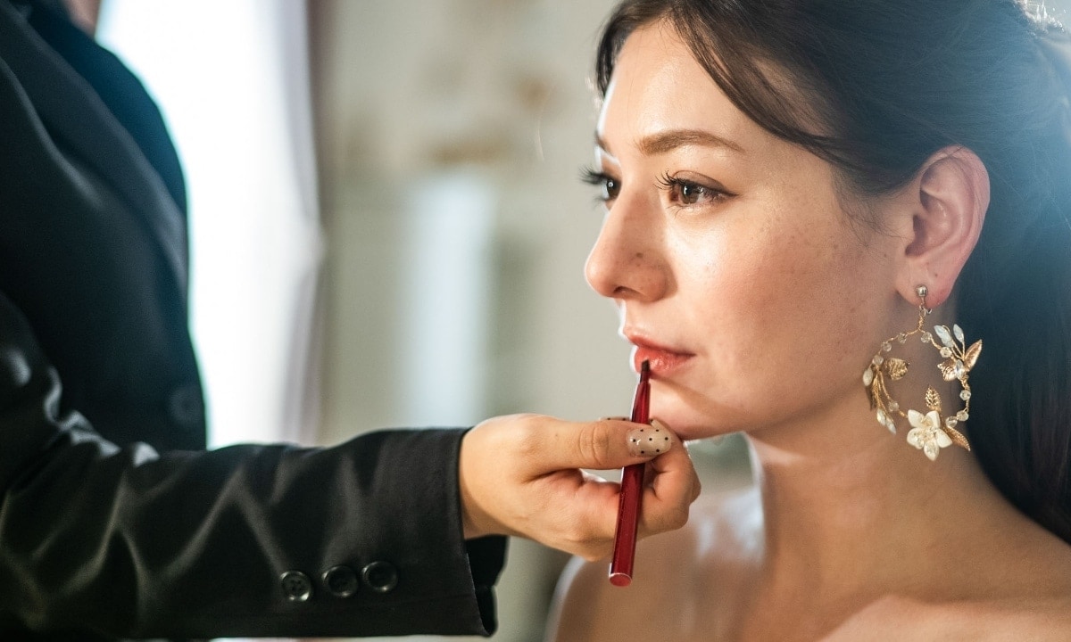 さいたま市の結婚式場アネーリ大宮。プロのヘアメイクアーティストによるリップメイク。ウェディングドレスに合わせ、理想の花嫁姿を叶えるお支度風景