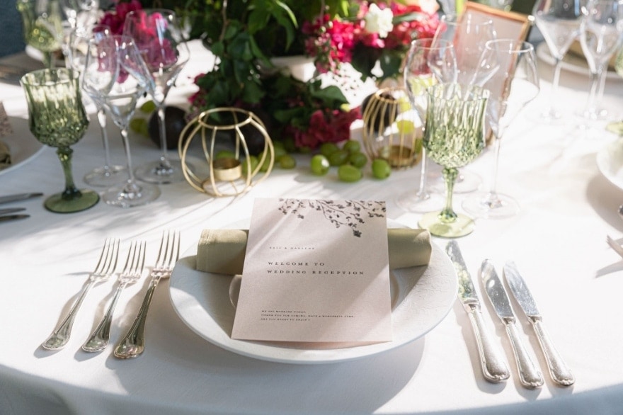 さいたま市の結婚式場アネーリ大宮。自然光が注ぐテーブルコーディネート。こだわりのペーパーアイテムと装花がゲストを迎える、ナチュラルで上質な空間