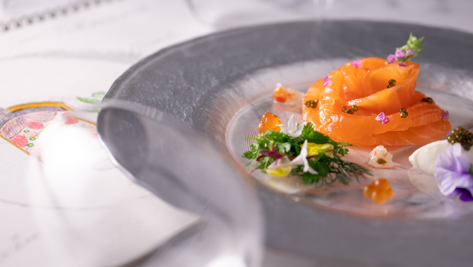 さいたま市の結婚式場アネーリ大宮。白いレースのような透かし彫りの器に映える、彩り豊かな旬のオードブル。繊細で美しい、祝宴を彩るフレンチの前菜。