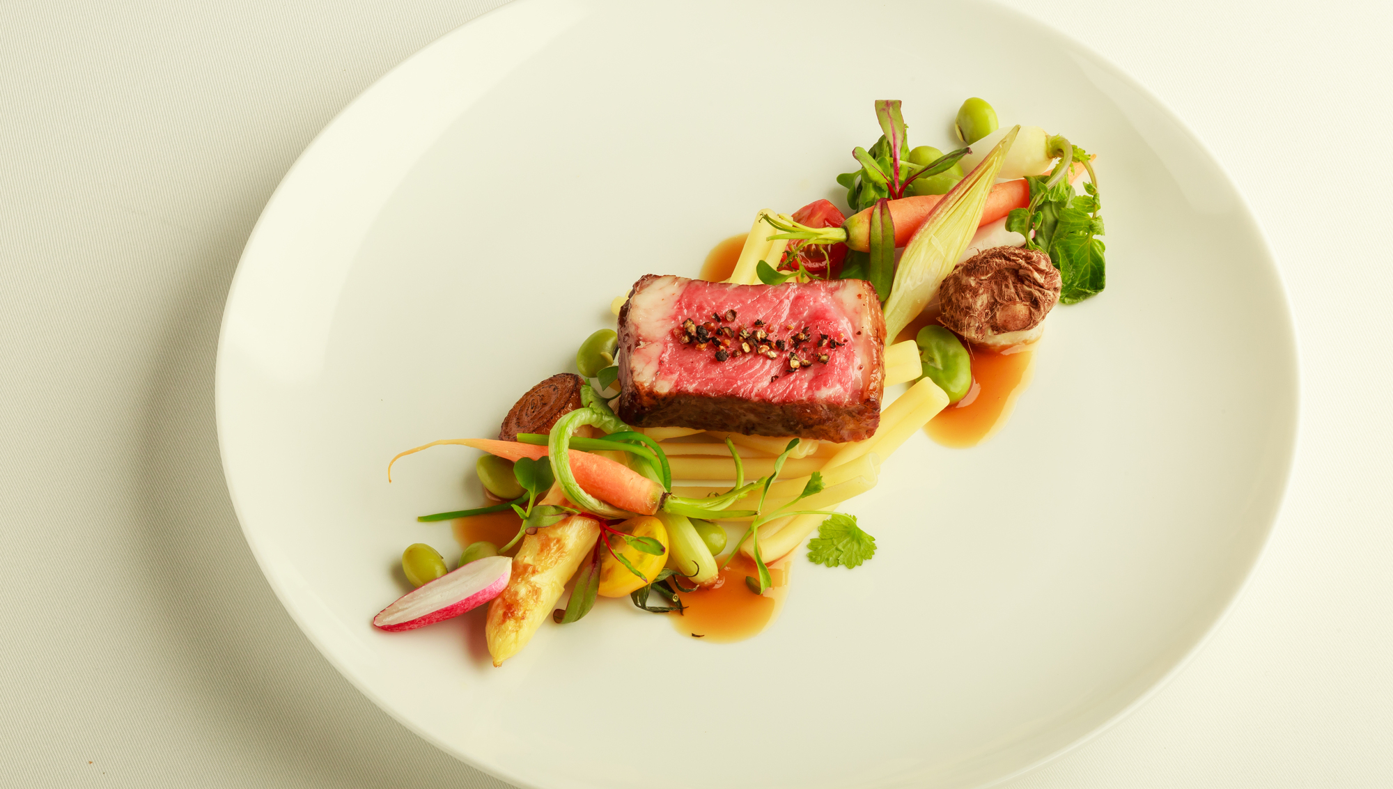 さいたま市 アネーリ大宮のウェディングで供される、彩り豊かな野菜とローストビーフのフランス料理。