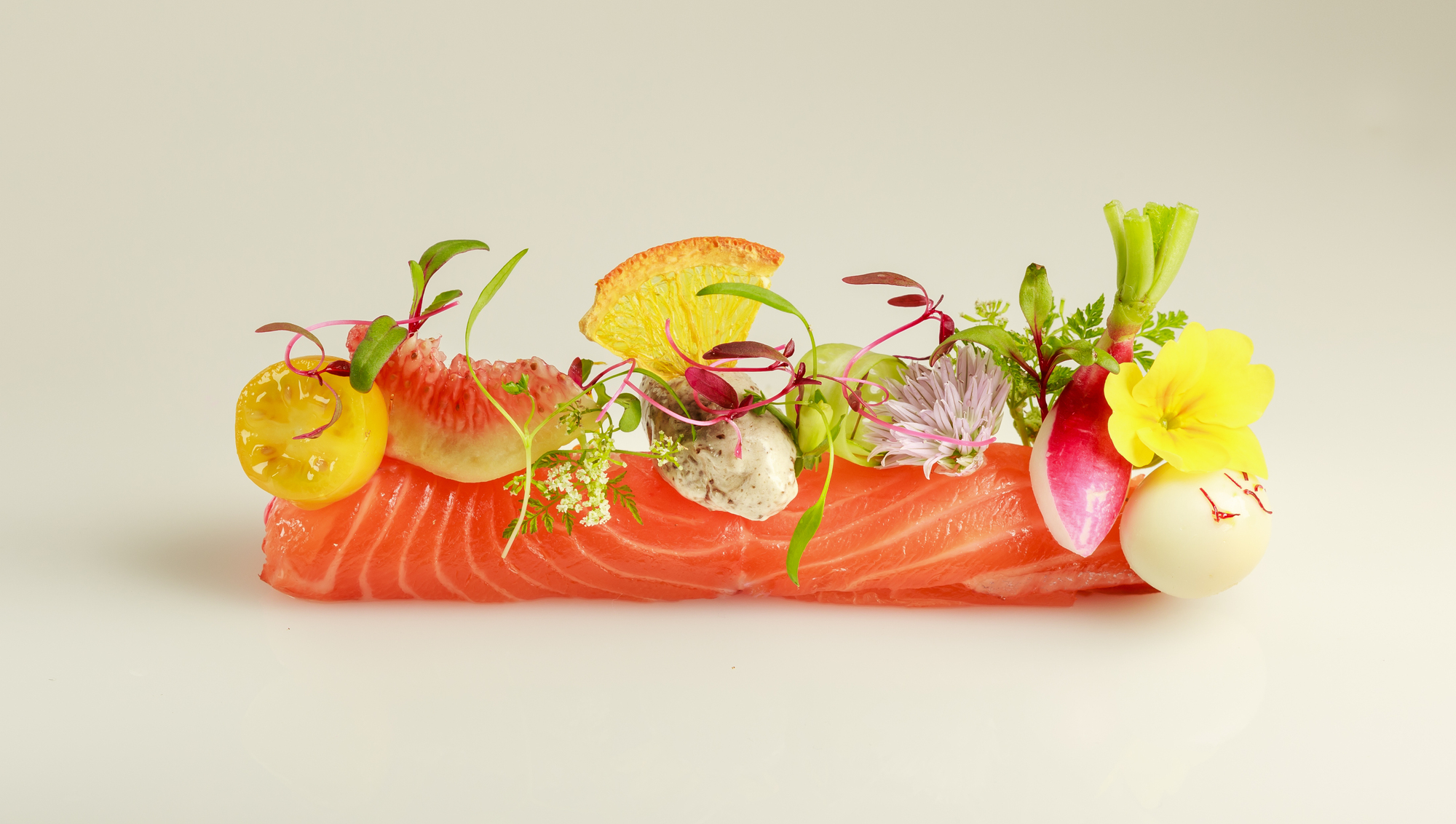 さいたま市 アネーリ大宮の婚礼を彩る、サーモンと食用花で美しく飾られた芸術的な前菜。