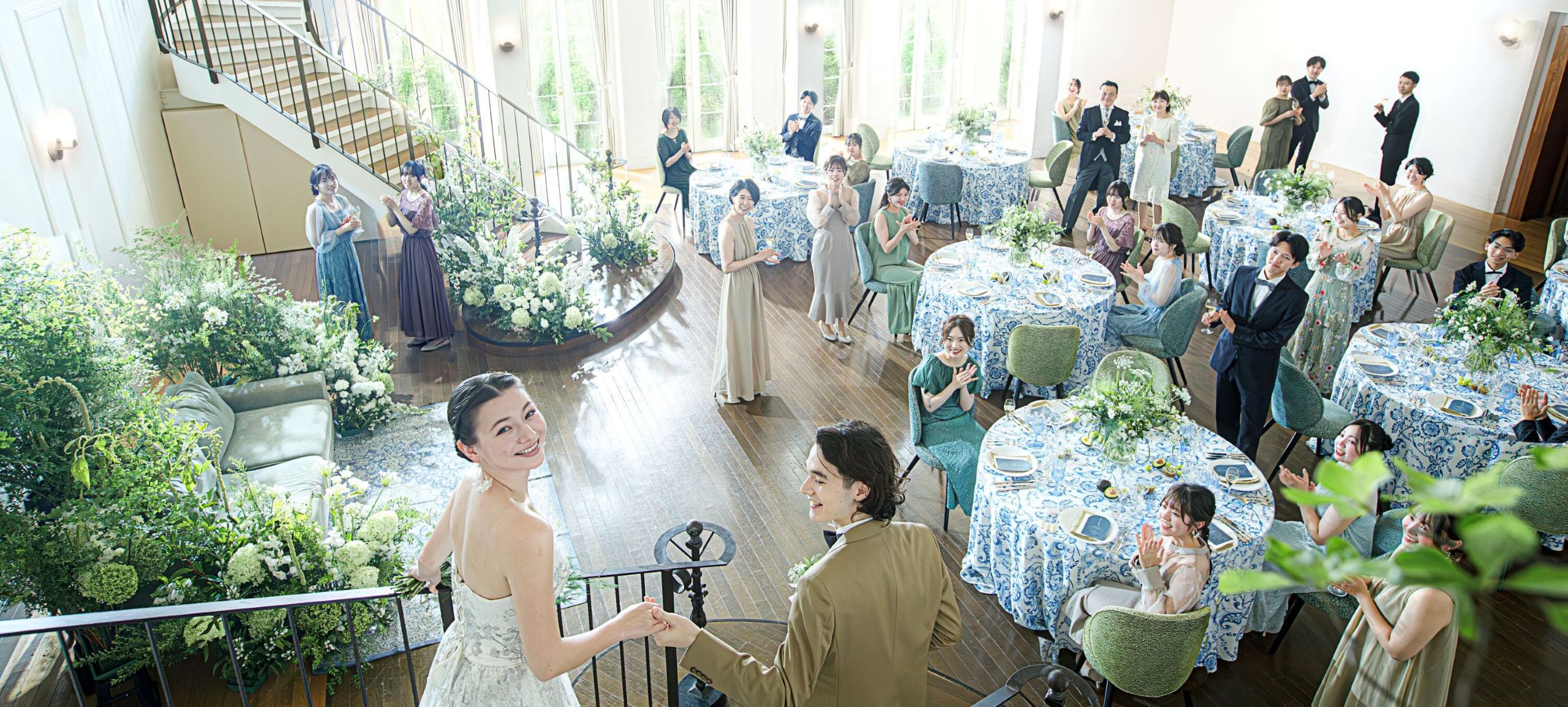 さいたま市の結婚式場アネーリ大宮。自然光が注ぐ開放的な披露宴会場。大階段からの入場演出で、ゲストの祝福と笑顔に包まれる幸せな瞬間。