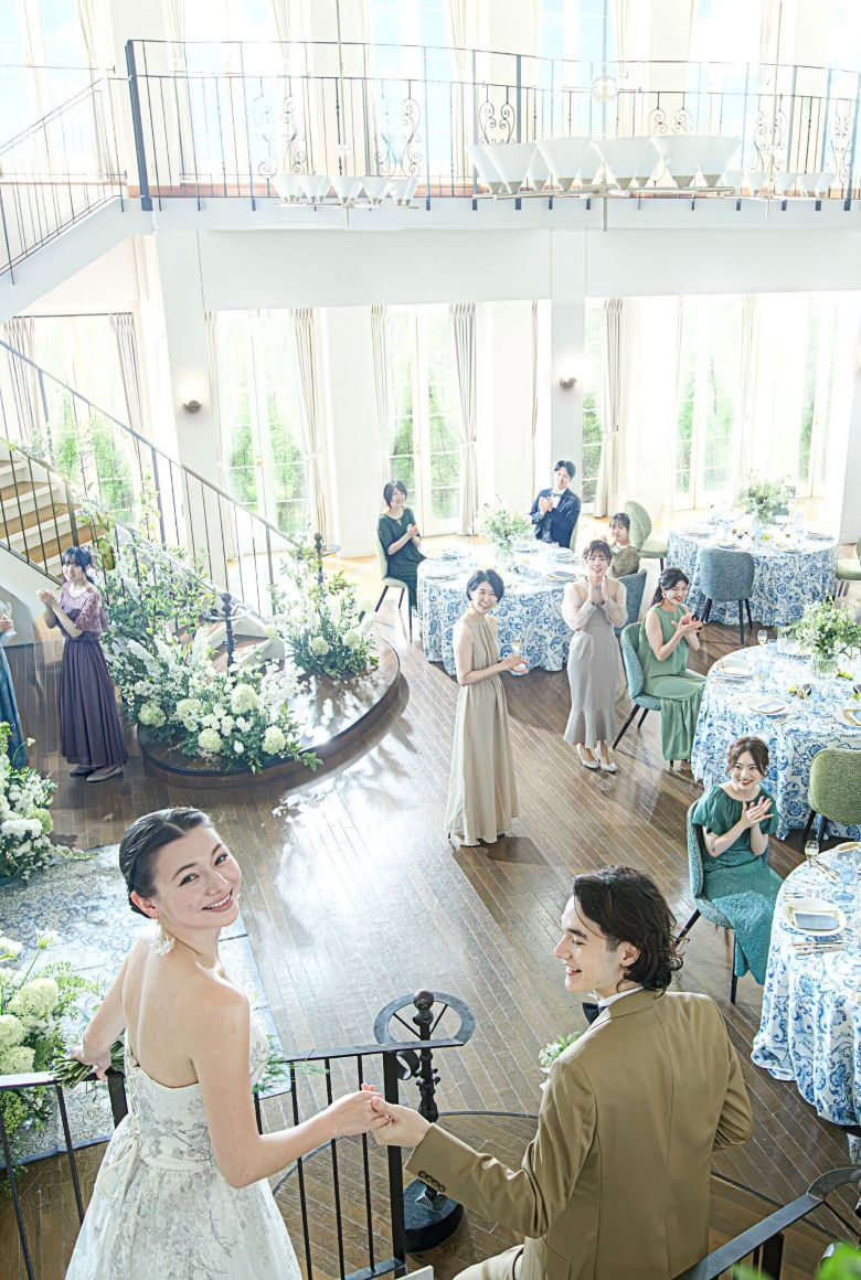 さいたま市の結婚式場アネーリ大宮。自然光が注ぐ開放的な披露宴会場。大階段からの入場演出で、ゲストの祝福と笑顔に包まれる幸せな瞬間。