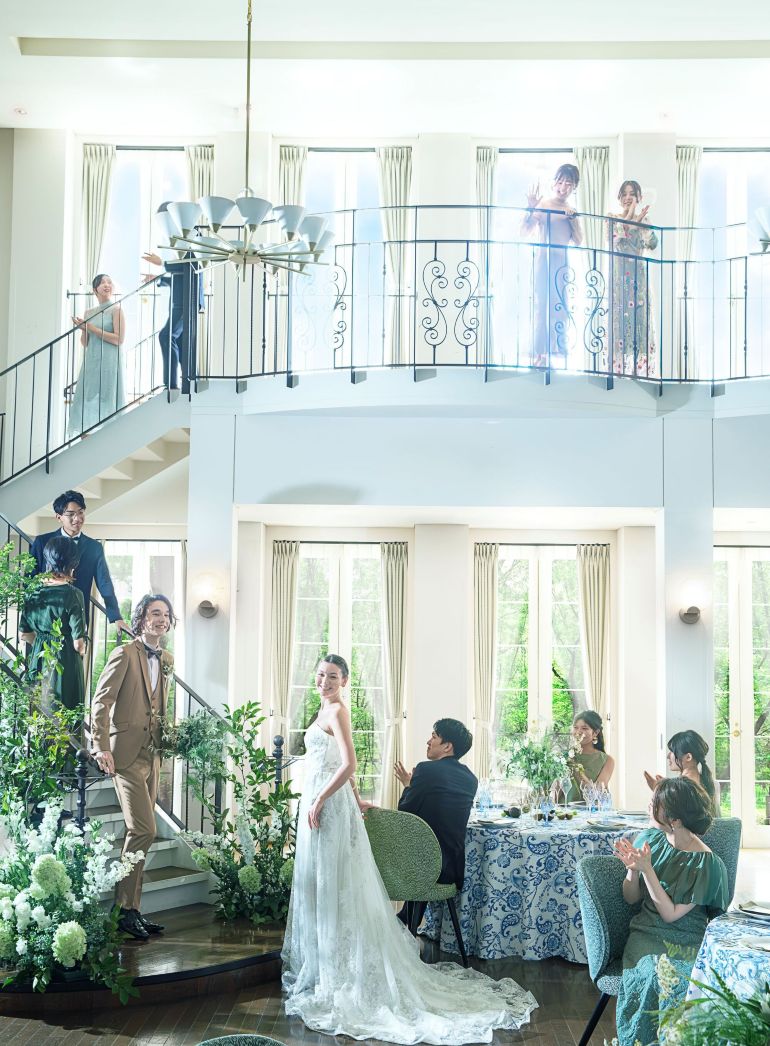 さいたま市の結婚式場アネーリ大宮。自然光が注ぐ白亜の会場。憧れの大階段からの入場演出で、ゲストの祝福に包まれるドラマチックな披露宴。