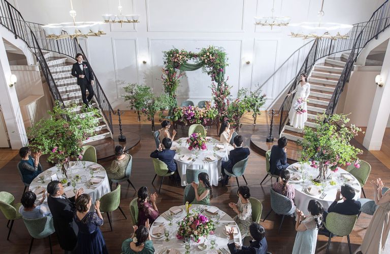 さいたま市の結婚式場アネーリ大宮。左右のダブル大階段を活かし、新郎新婦がサプライズ登場。ゲストの歓声が響く、ドラマチックな披露宴演出