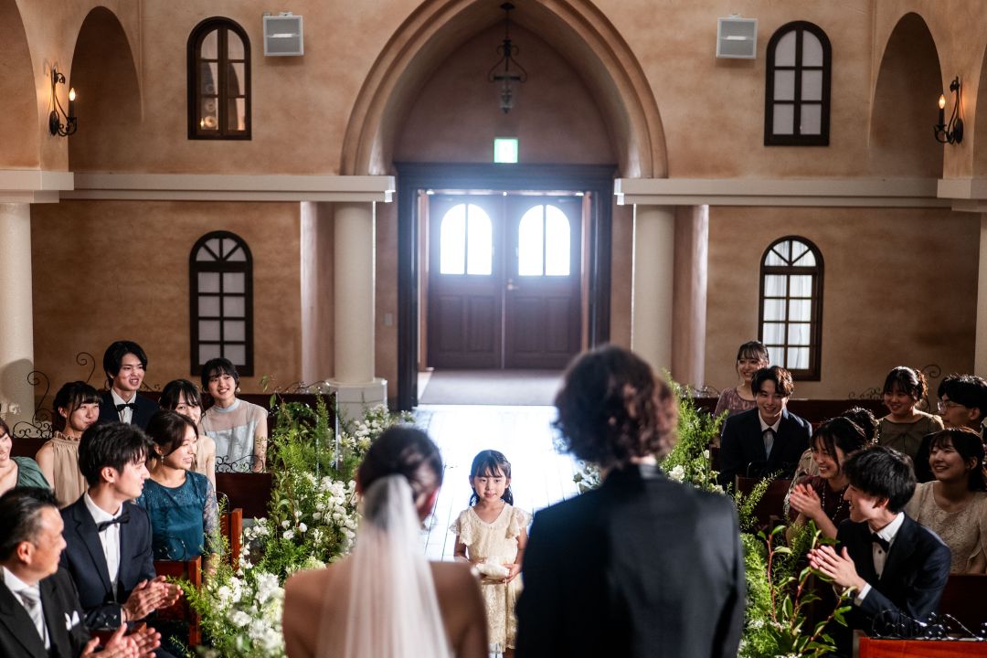 さいたま市の結婚式場アネーリ大宮。緑の装飾がされたチャペル。ゲストと子供に見守られ愛を誓う新郎新婦。温かい祝福に満ちたアットホームな挙式。