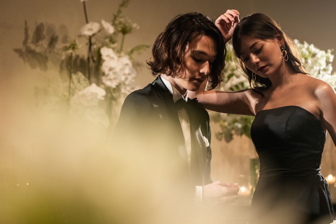 さいたま市の結婚式場アネーリ大宮。キャンドルの光に包まれたナイトパーティで、ブラックドレスの新郎新婦が優しく寄り添う親密な瞬間