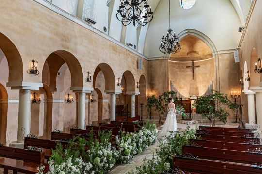 さいたま市の結婚式場アネーリ大宮。豊かな緑と花々が彩る大聖堂。バージンロードに佇む花嫁が美しい、まるで森の中にいるような幻想的なウェディングフォト。