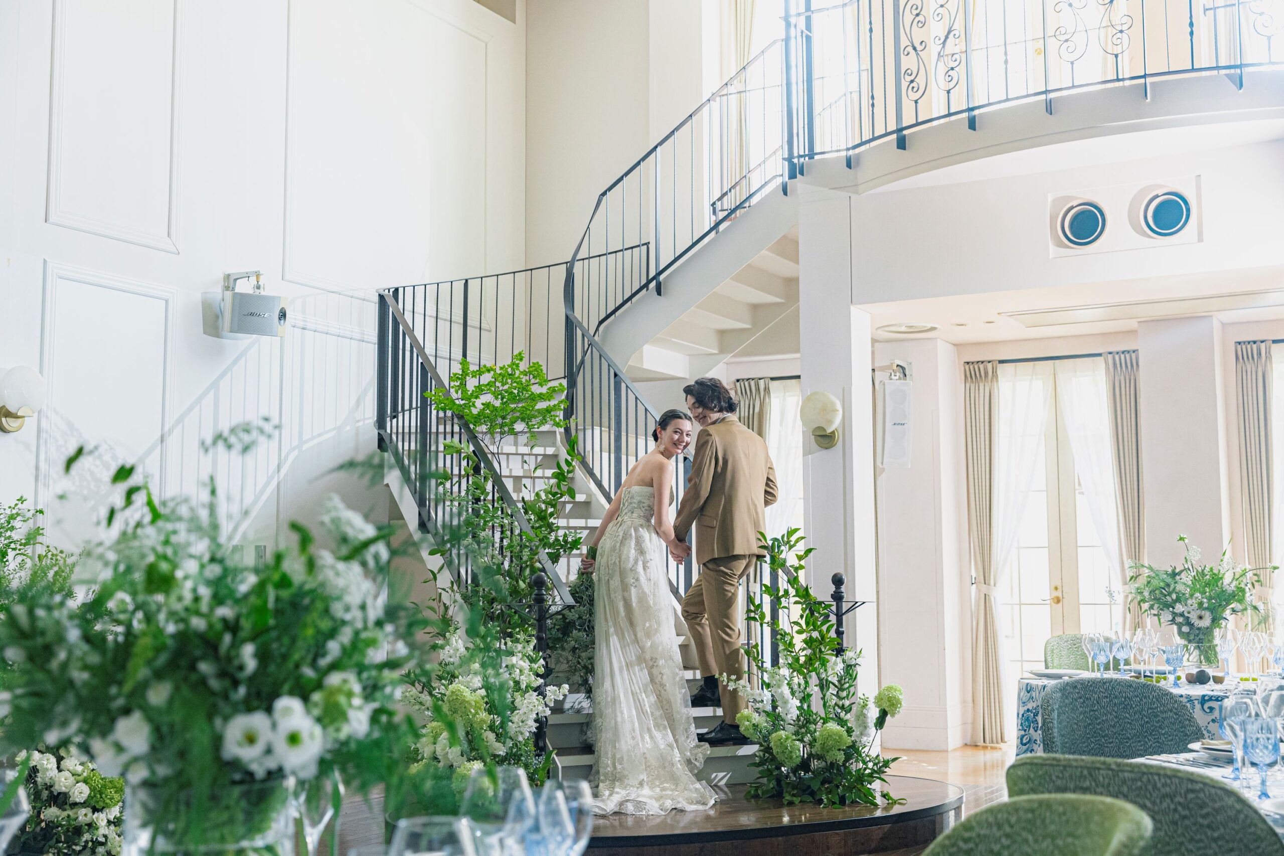 さいたま市の結婚式場アネーリ大宮。披露宴でシェフが魅せる迫力のフランベ演出。炎と香りのパフォーマンスでゲストを笑顔にする、ライブ感あふれる美食のおもてなし。