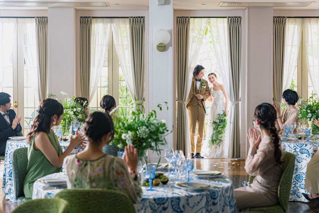 さいたま市の結婚式場アネーリ大宮。自然光注ぐ会場へ、緑のガーデンからサプライズ入場。ゲストの温かい拍手に迎えられるアットホームな披露宴。