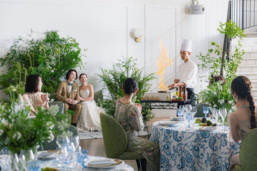 さいたま市の結婚式場アネーリ大宮。自然光注ぐ会場へ、緑のガーデンからサプライズ入場する新郎新婦。ゲストの温かい拍手に迎えられるアットホームな披露宴。