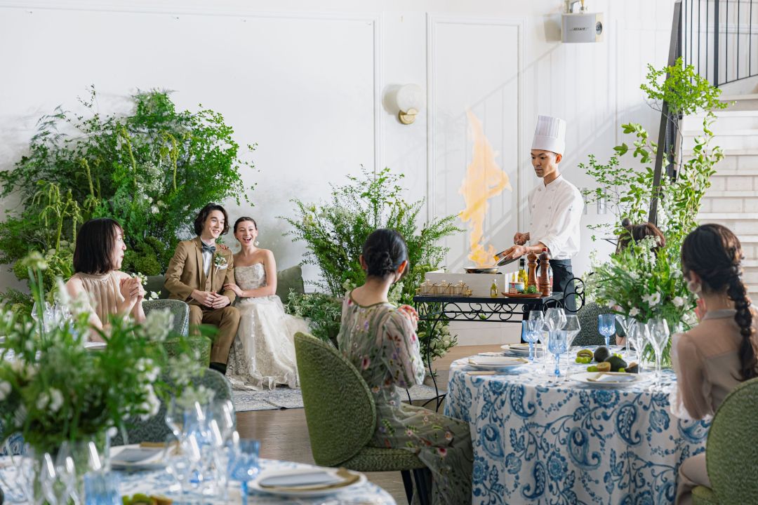 さいたま市の結婚式場アネーリ大宮。シェフが目の前でフランベ演出。炎と香りのパフォーマンスがゲストを魅了する、ライブ感あふれる美食のおもてなし