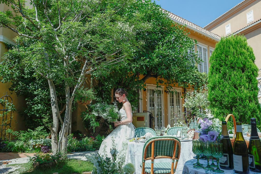 さいたま市の結婚式場アネーリ大宮。青空の下、愛犬と行うガーデンペットウェディング。ゲストの祝福に包まれる、家族の絆と感動の瞬間。