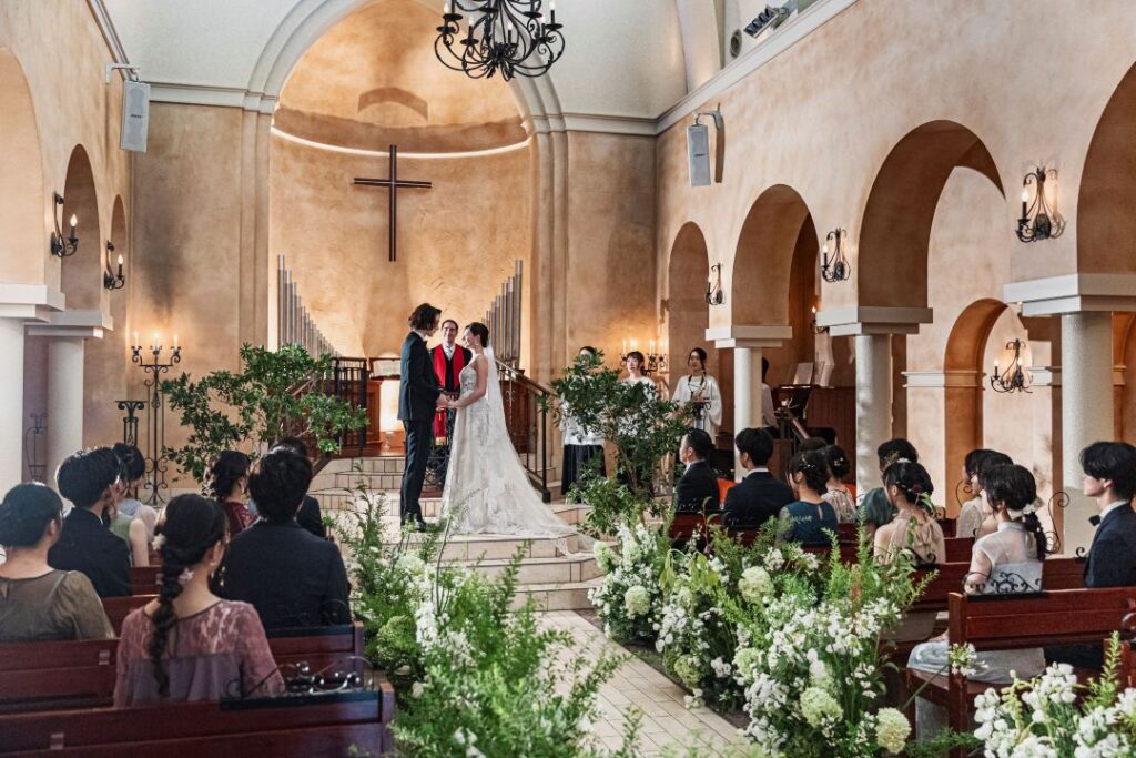 大宮駅至近の「アネーリ大宮」は、光溢れる独立型チャペルと貸切邸宅が人気の結婚式場です。美食でおもてなしするウエディングを、圧倒的な開放感の中で。口コミで評判の挙式体験やブライダルフェアをチェック！