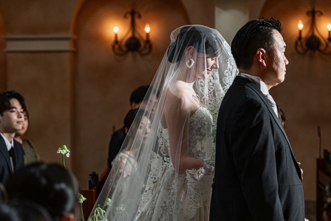 さいたま市の結婚式場アネーリ大宮。厳かなチャペルのバージンロードを、父と歩む花嫁。ベール越しにこれまでの感謝を噛みしめる、感動の入場シーン