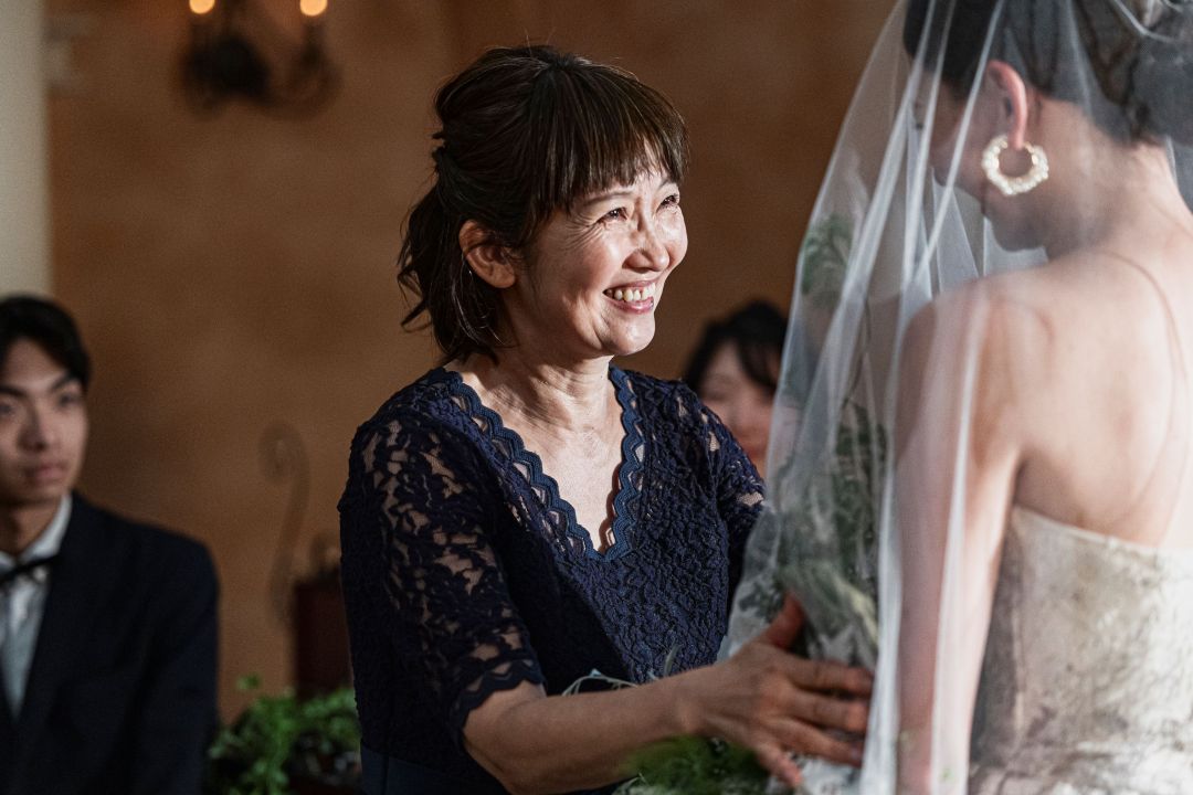 さいたま市の結婚式場アネーリ大宮。チャペル挙式直前、娘の幸せを願う母の最高の笑顔。親子の絆が伝わる、感動的で温かいウェディングフォト。