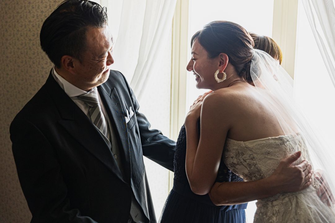 さいたま市の結婚式場アネーリ大宮。結婚式後、両親に感謝を込めて抱きしめる花嫁。家族の絆と感動が溢れる、温かい別れの挨拶の瞬間