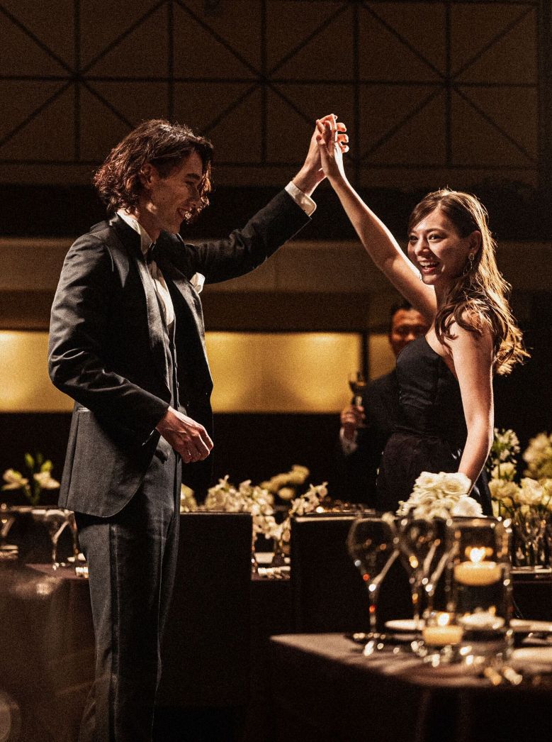 さいたま市の結婚式場アネーリ大宮。シックなナイトパーティ。ブラックドレスの花嫁と新郎が笑顔でダンスを披露し、ゲストと一体となる瞬間。