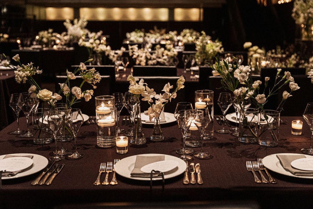 さいたま市の結婚式場アネーリ大宮。キャンドルの灯りが揺れるシックなテーブルコーディネート。大人のナイトウェディングを彩る、洗練された上質な空間。