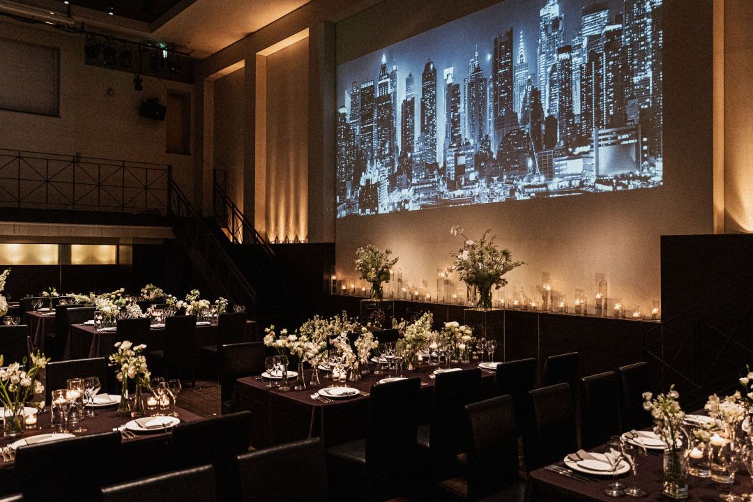 さいたま市の結婚式場アネーリ大宮。壁一面の夜景映像とキャンドルが彩る幻想的な会場。シックな空間で叶える、映画のような大人のナイトウェディング。