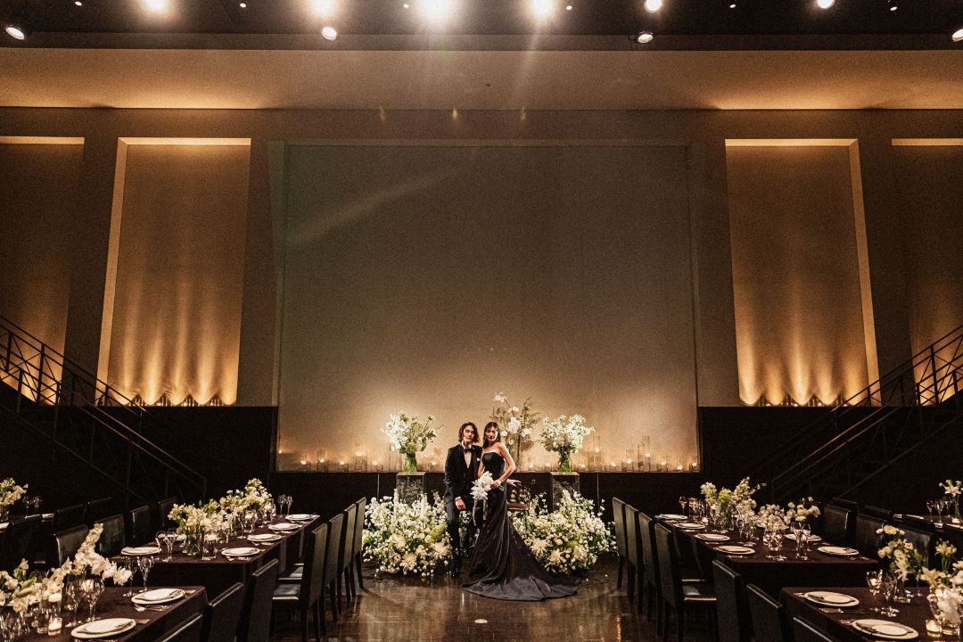 さいたま市の結婚式場アネーリ大宮。ブラックドレスが映えるモダンな会場。豪華な装花と照明で彩られた大人のナイトウェディング。