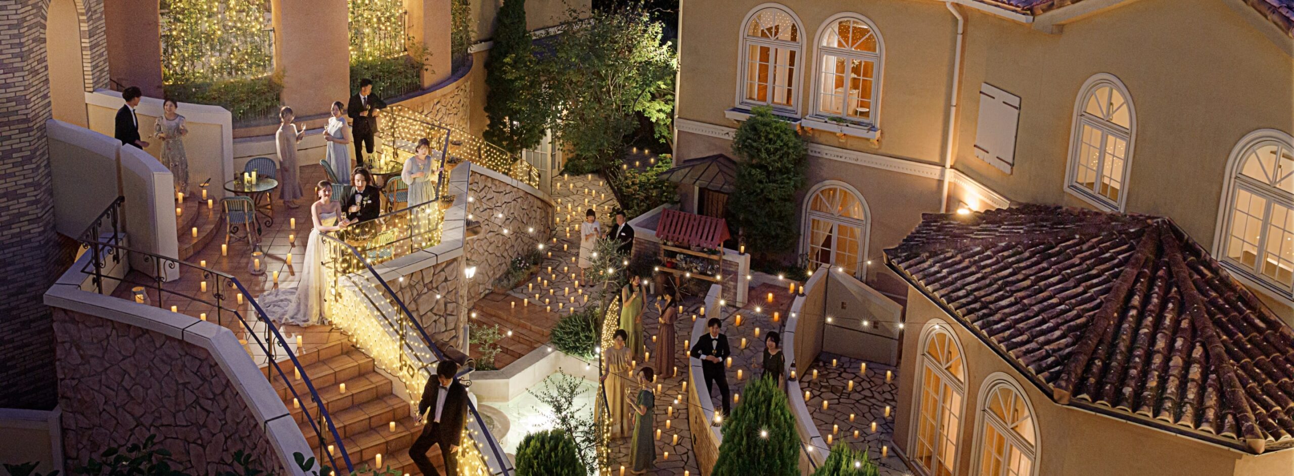 さいたま市の結婚式場アネーリ大宮。南フランス風の街並みと無数のキャンドルが輝く、幻想的なナイトウェディング。ゲストと過ごす非日常的なパーティ風景。