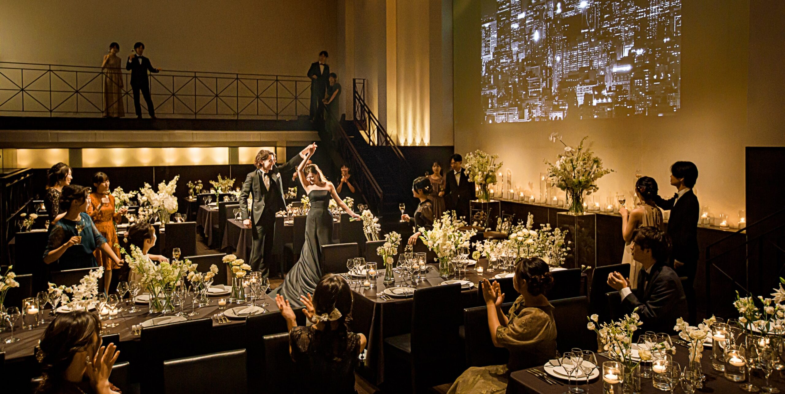 さいたま市の結婚式場アネーリ大宮。キャンドルと映像演出が彩る幻想的な会場で、新郎新婦がダンスを披露するドラマチックなナイトウェディング。