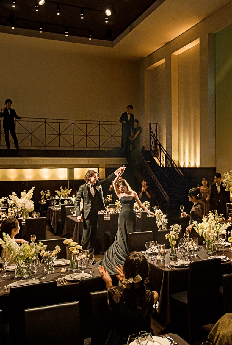 さいたま市の結婚式場アネーリ大宮。キャンドルと映像演出が彩る幻想的な会場で、新郎新婦がダンスを披露するドラマチックなナイトウェディング。