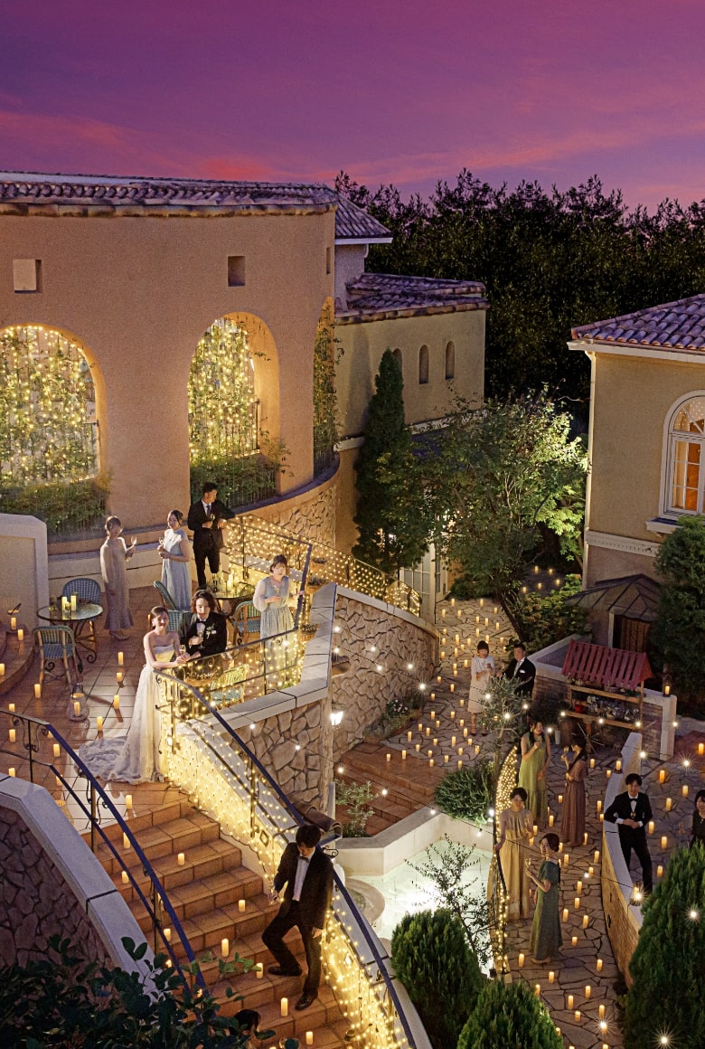 さいたま市の結婚式場アネーリ大宮。南フランス風の街並みが広がる中庭で、無数のキャンドルが輝く幻想的なナイトウェディングのパーティ風景