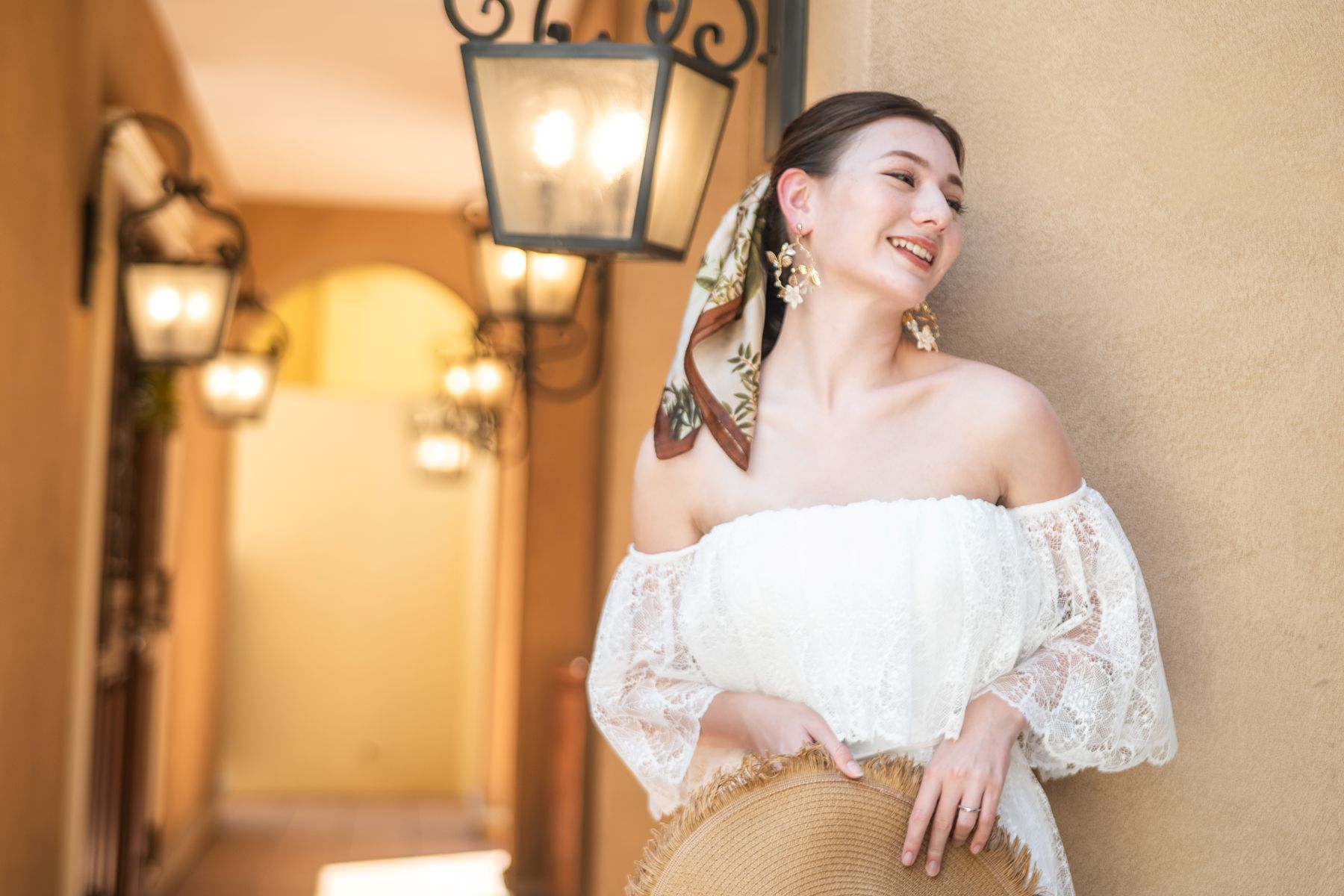 アネーリ大宮のアンティークなランプが灯る回廊で、スカーフアレンジと大ぶりなイヤリングを合わせた花嫁のソロカット。さいたま市で叶う、ヨーロッパの街角のようなヴィンテージ感あふれるフォトウェディング。