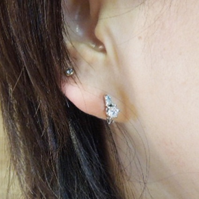 さいたま市結婚式場アネーリ大宮。婚約指輪の代わりの記念品として選ばれた、一粒ダイヤモンドのピアス。日常使いしやすく、顔周りを華やかに彩る上質なジュエリーの着用イメージ。