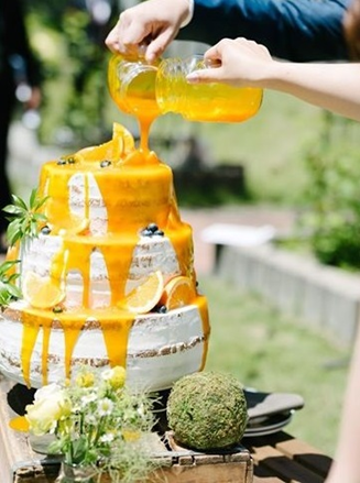 さいたま市の結婚式場アネーリ大宮の披露宴でウェディングケーキにソースをかけるカラードリップの演出。