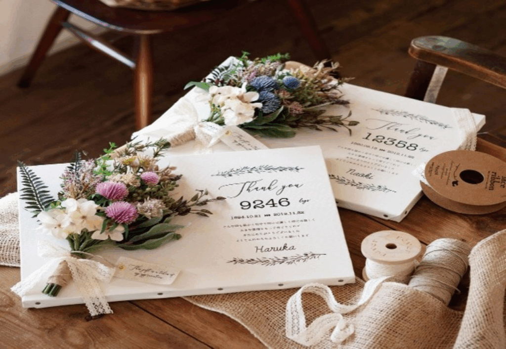 【さいたま市結婚式場アネーリ大宮】の披露宴のクライマックスで贈呈される、ドライフラワーが彩る美しい子育て感謝状。さいたま市にある市の式場で、親御様への深い感謝を詳細に描写しており、さいたま市内での結婚式らしい、家族の絆を象徴する温かな感動のワンシーンを表現しています。