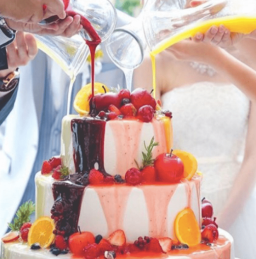 さいたま市の結婚式場アネーリ大宮の会場に映える色鮮やかなカラードリップケーキ。