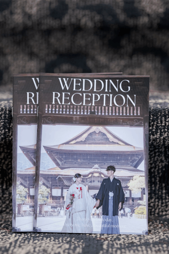 【さいたま市結婚式場アネーリ大宮】の披露宴でゲストに配られる、和装姿の新郎新婦様が表紙のお洒落なプロフィールブック。さいたま市にある市の会場で、お二人の歩みを詳細に描写しており、さいたま市内での結婚式らしい、個性が光る温かなおもてなしを表現しています。