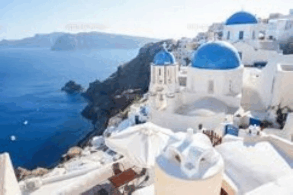 【さいたま市結婚式場アネーリ大宮】での挙式後に訪れたい、スイスと並んで人気のハネムーン先であるサントリーニ島の絶景。さいたま市にある市の式場で誓いを立てたお二人が夢見る、青いドームと海を詳細に描写しており、さいたま市内での結婚式から広がる憧れの旅路を表現しています。