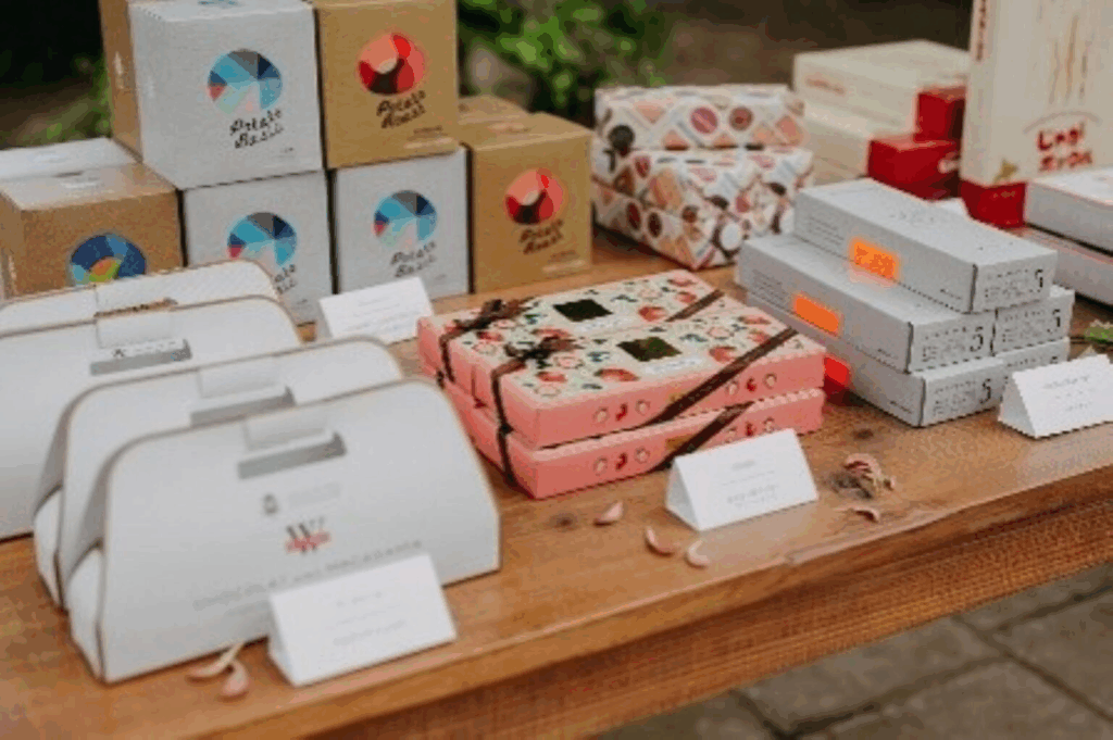 【さいたま市結婚式場アネーリ大宮】の披露宴でゲストに贈る、お洒落なパッケージの引菓子やプチギフト。さいたま市にある市の式場で叶える、感謝を形にするギフトを詳細に描写しており、さいたま市内での結婚式らしい、センス溢れるおもてなしの心遣いを表現しています。