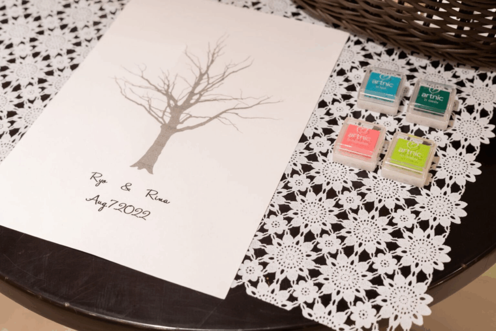 さいたま市結婚式場アネーリ大宮。結婚式受付の準備アイテム。ゴールドフレームの受付サインと、イラスト入りゲストカードでゲストをお迎えするアネーリ大宮のウェルカムスペース。