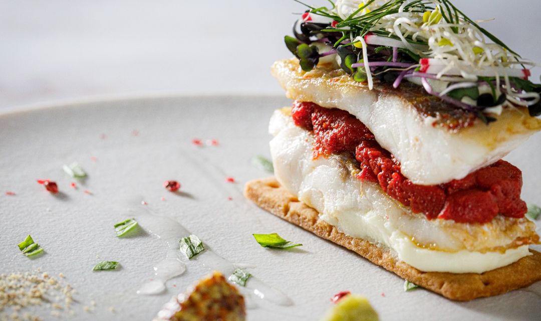 埼玉・大宮の結婚式場アネーリ大宮の創作フレンチ。旬の白身魚と赤い特製ソースを層状に重ねたミルフィーユ仕立てのオードブル。