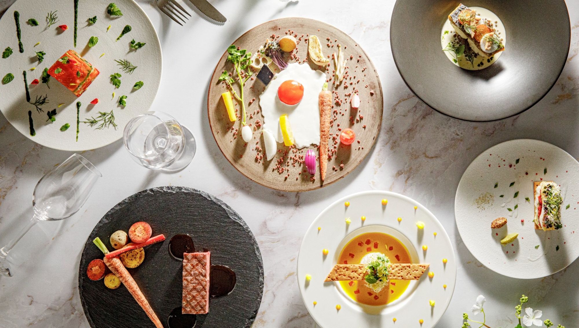 アネーリ大宮の披露宴で提供される、彩り豊かな本格フレンチコース料理。厳選食材を使用した前菜から国産牛のステーキまで、大宮の結婚式場ならではの美食を五感で楽しむフルコースの全景。