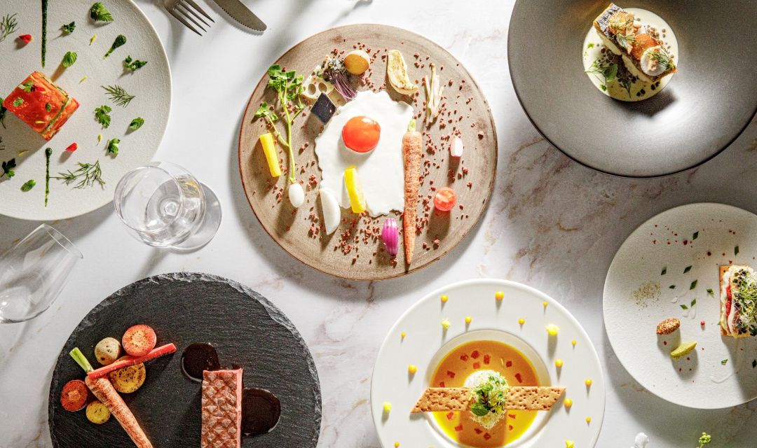 埼玉・大宮の結婚式場アネーリ大宮の婚礼フレンチフルコース。前菜からメインまで、彩り豊かな料理が並ぶテーブルコーディネート。